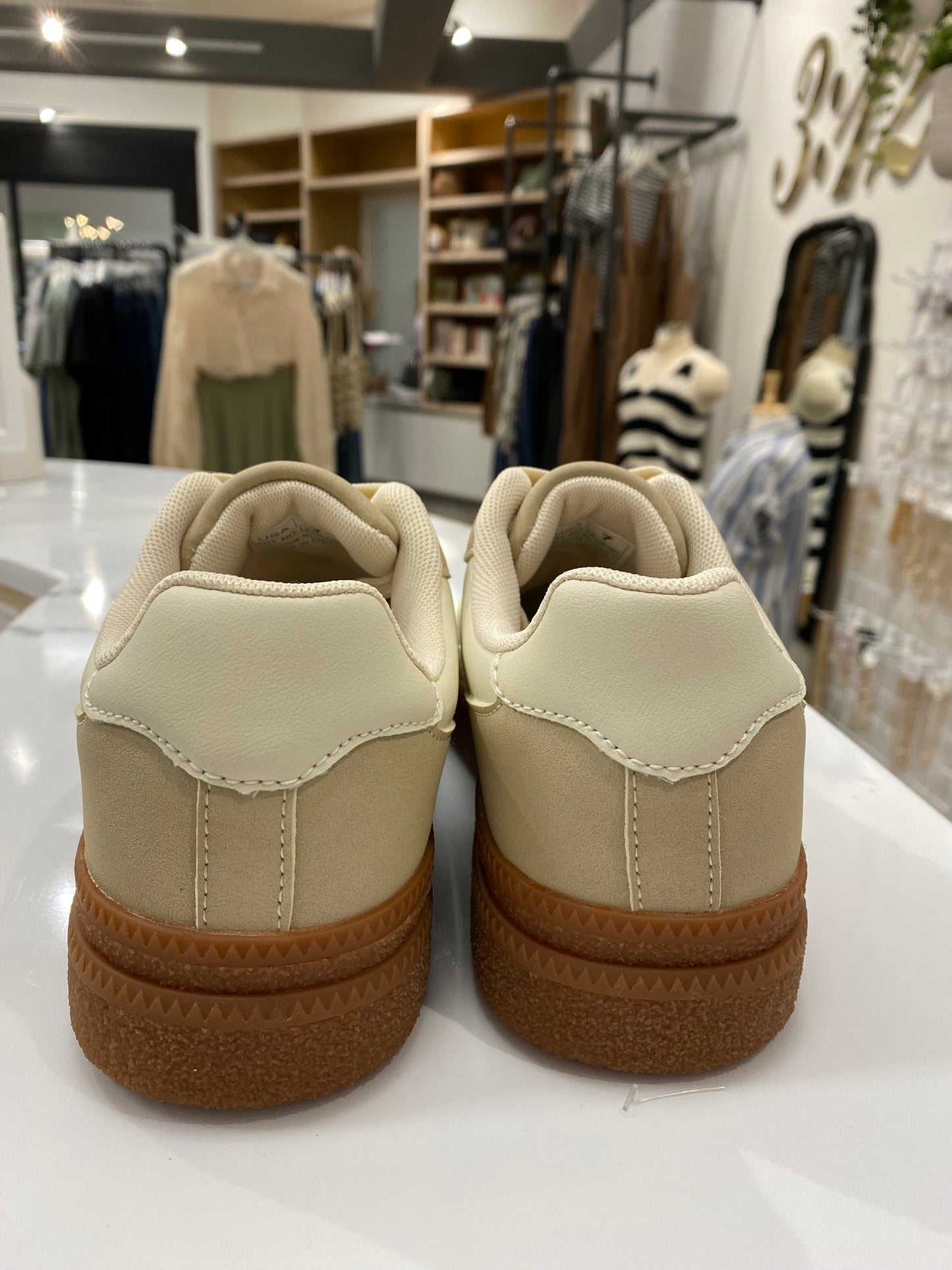 Legend Sneakers