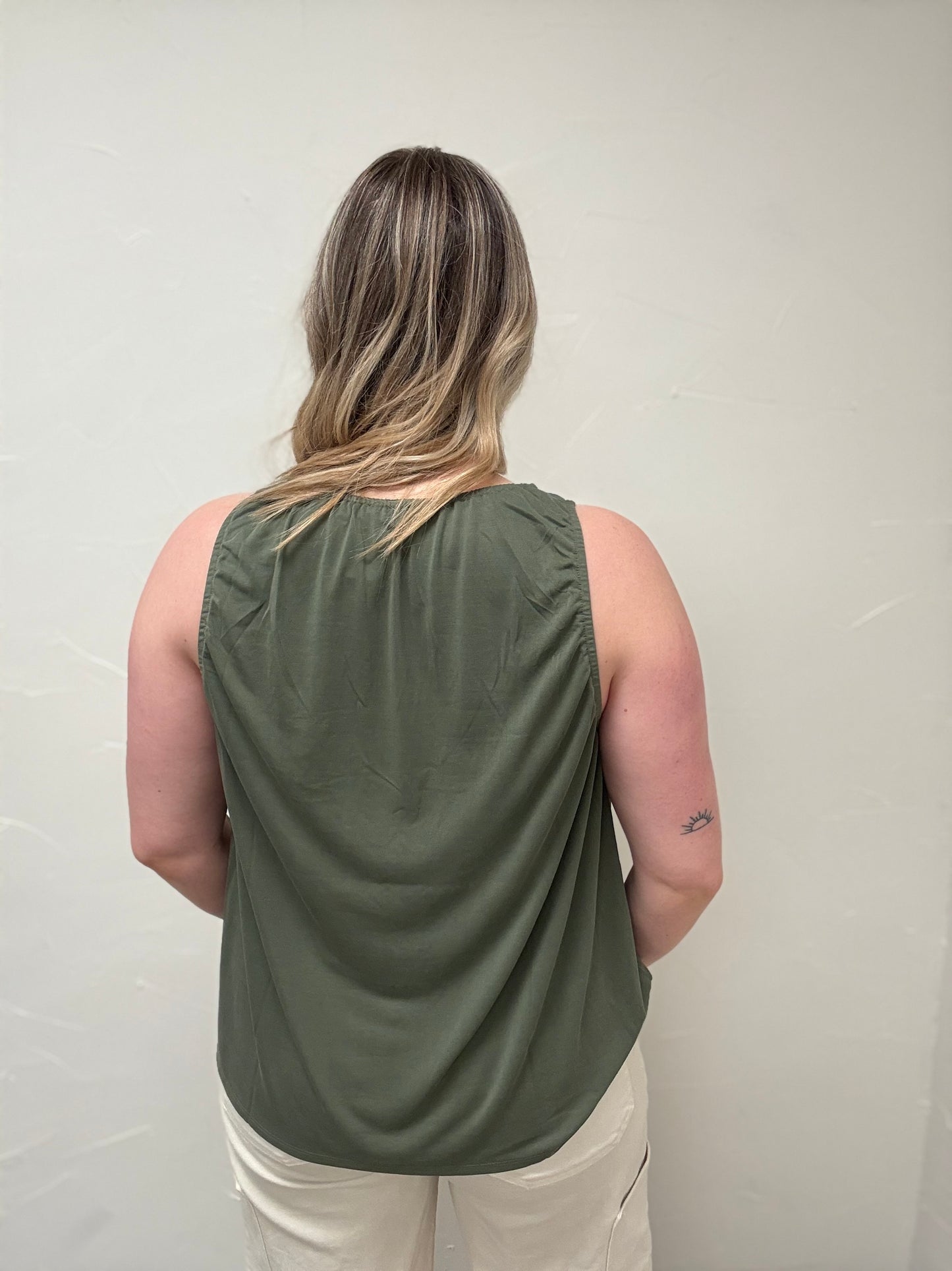 Elastic Gathered High neck Sleeveless Top