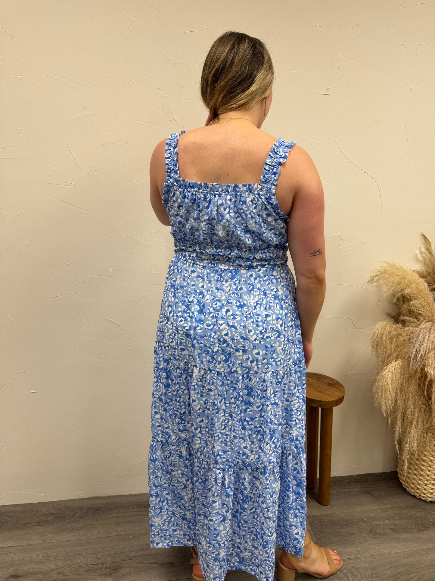 PRINT TIERED WAIST MIDI DRESS W/ ELASTIC RUFFLE STRAP