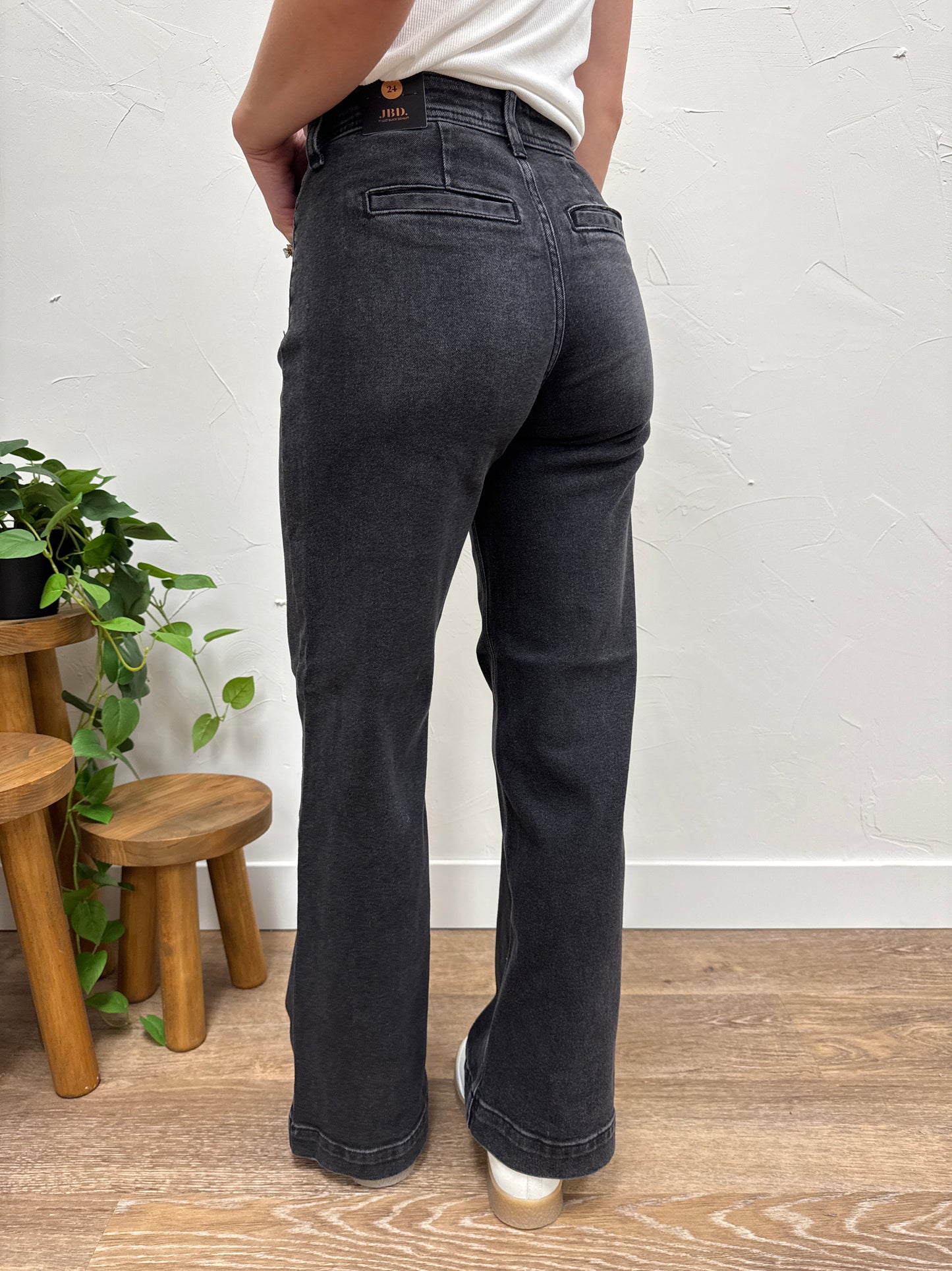 Micro Patch Pocket Wide Leg Just Black Denim