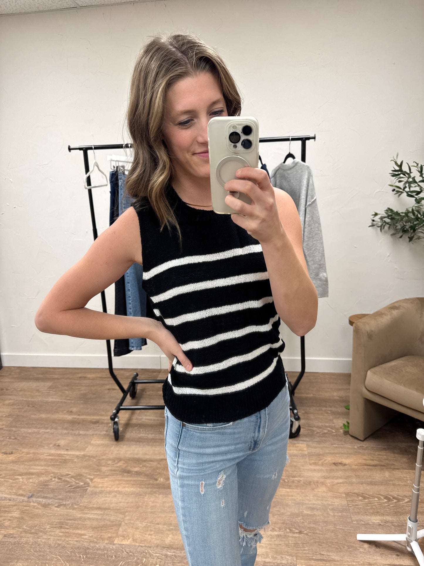 Round Neck Sleeveless Sweater Top