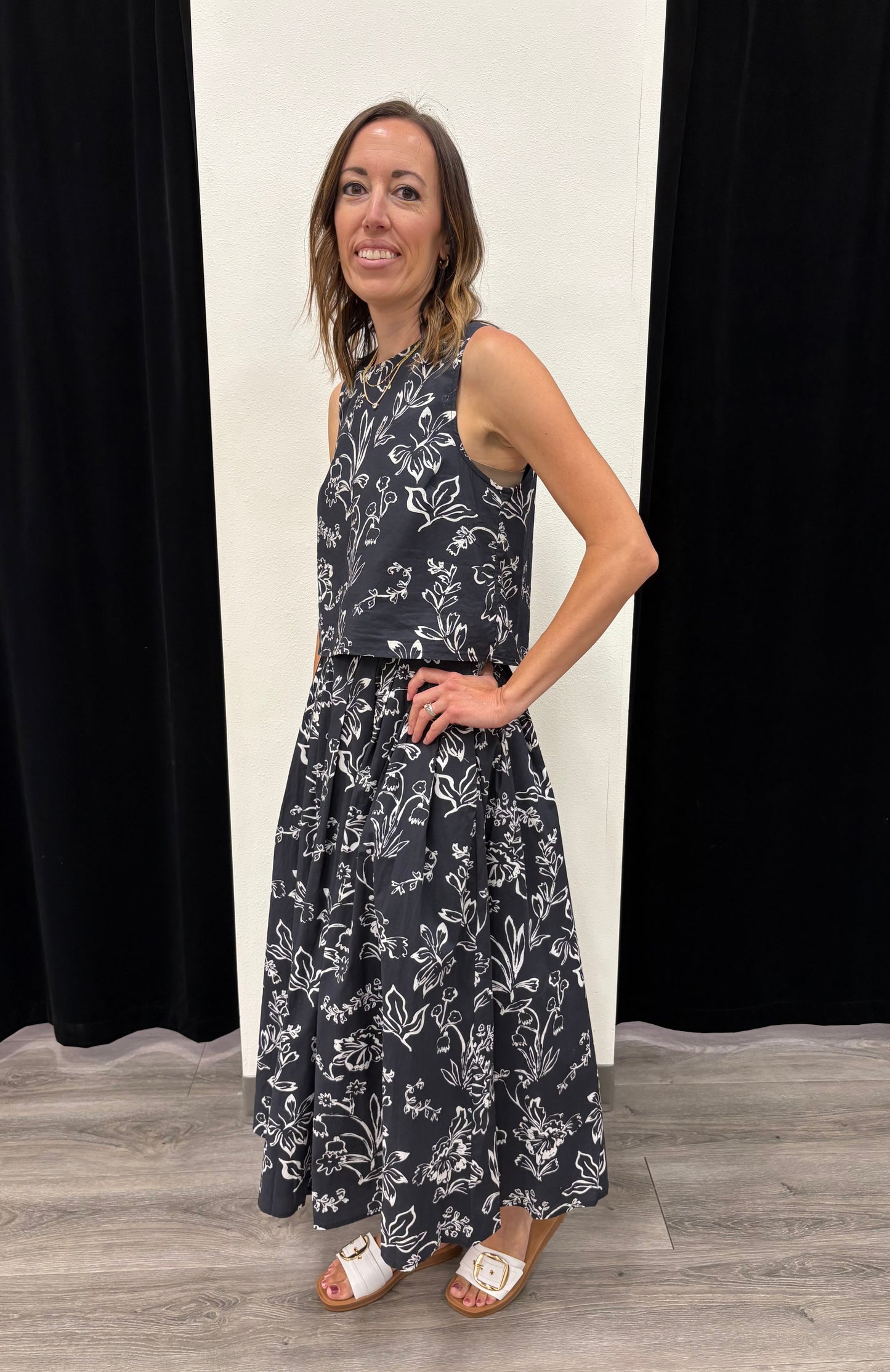 Floral print sleeveless waist-length top