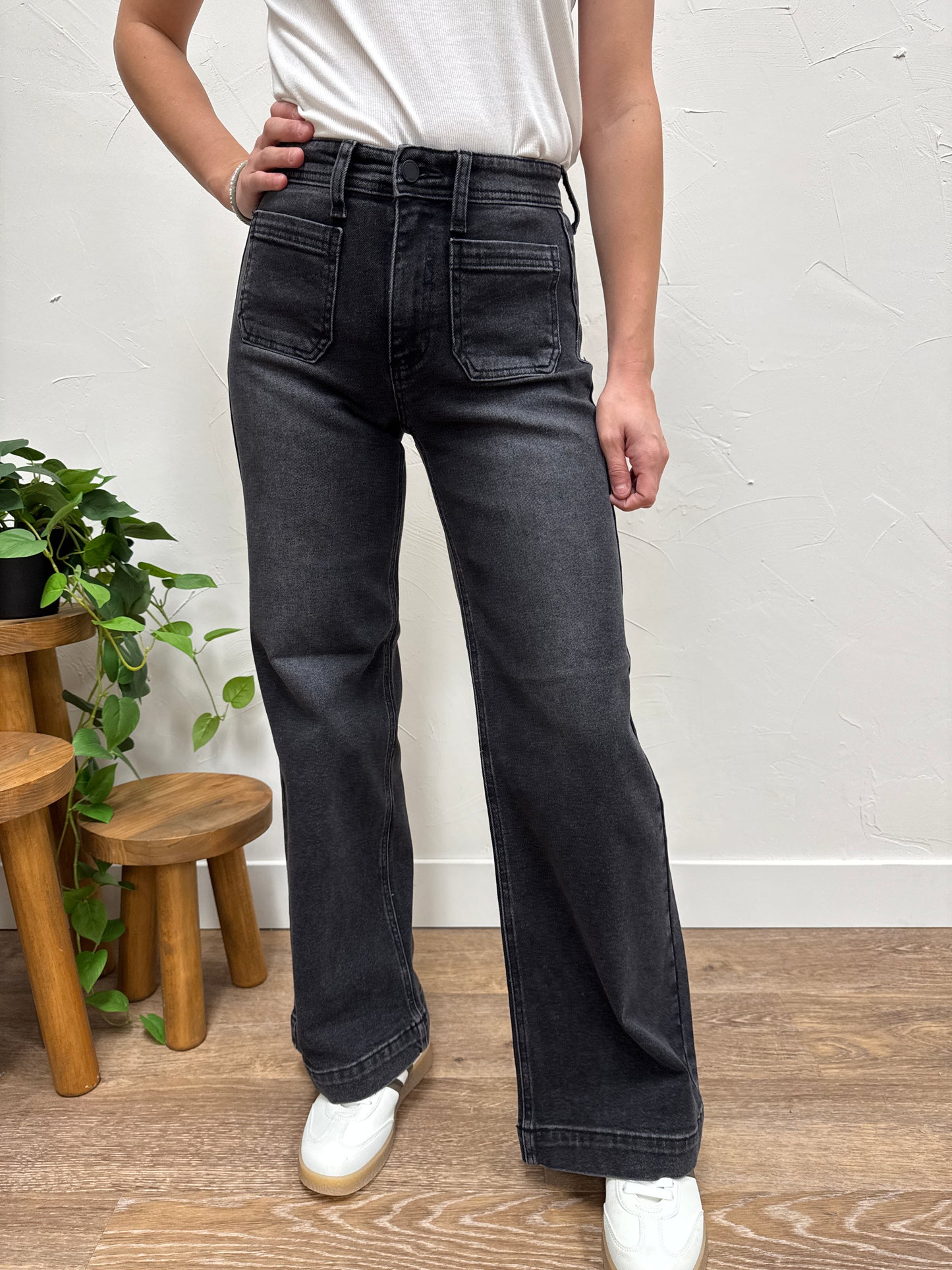 Micro Patch Pocket Wide Leg Just Black Denim