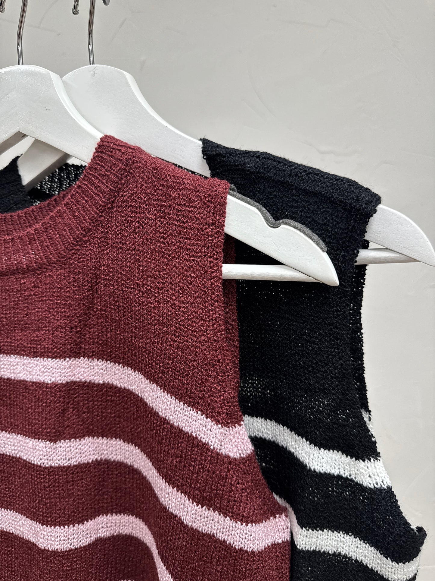 Round Neck Sleeveless Sweater Top