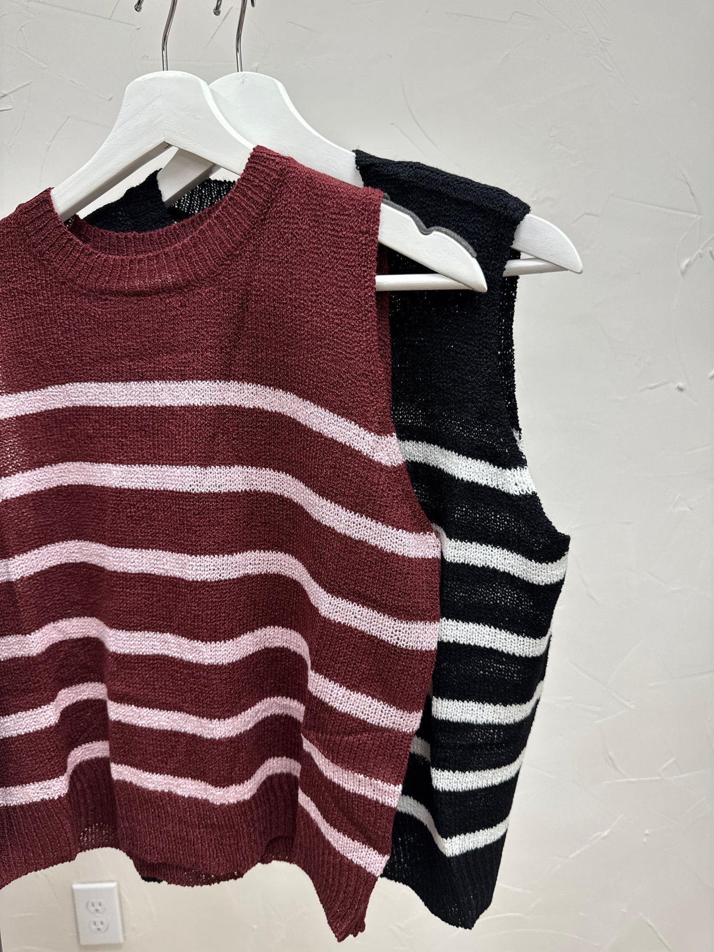 Round Neck Sleeveless Sweater Top