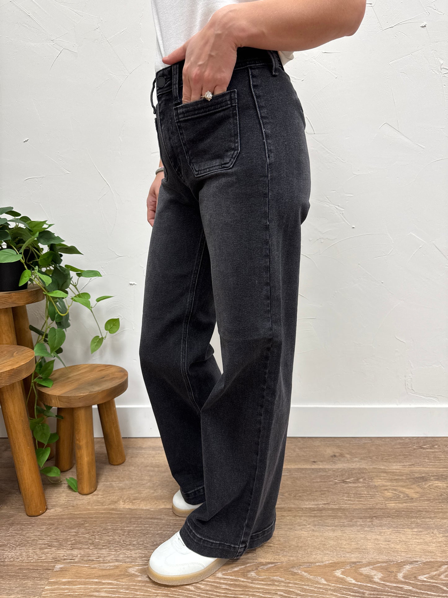 Micro Patch Pocket Wide Leg Just Black Denim