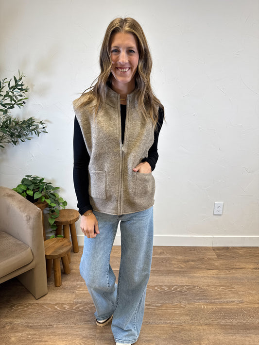Mock Neck Zipper Closure sweater vest