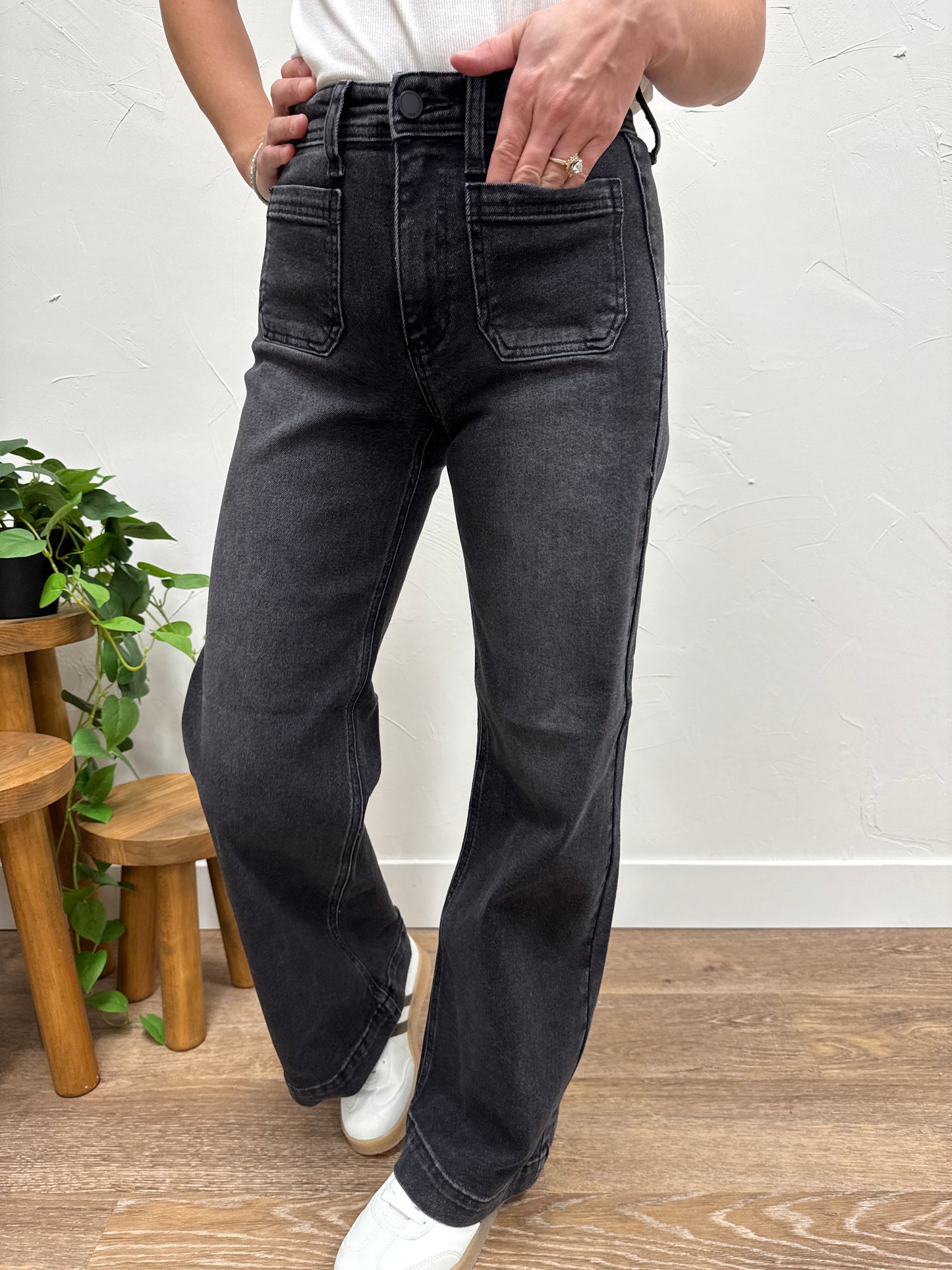 Micro Patch Pocket Wide Leg Just Black Denim