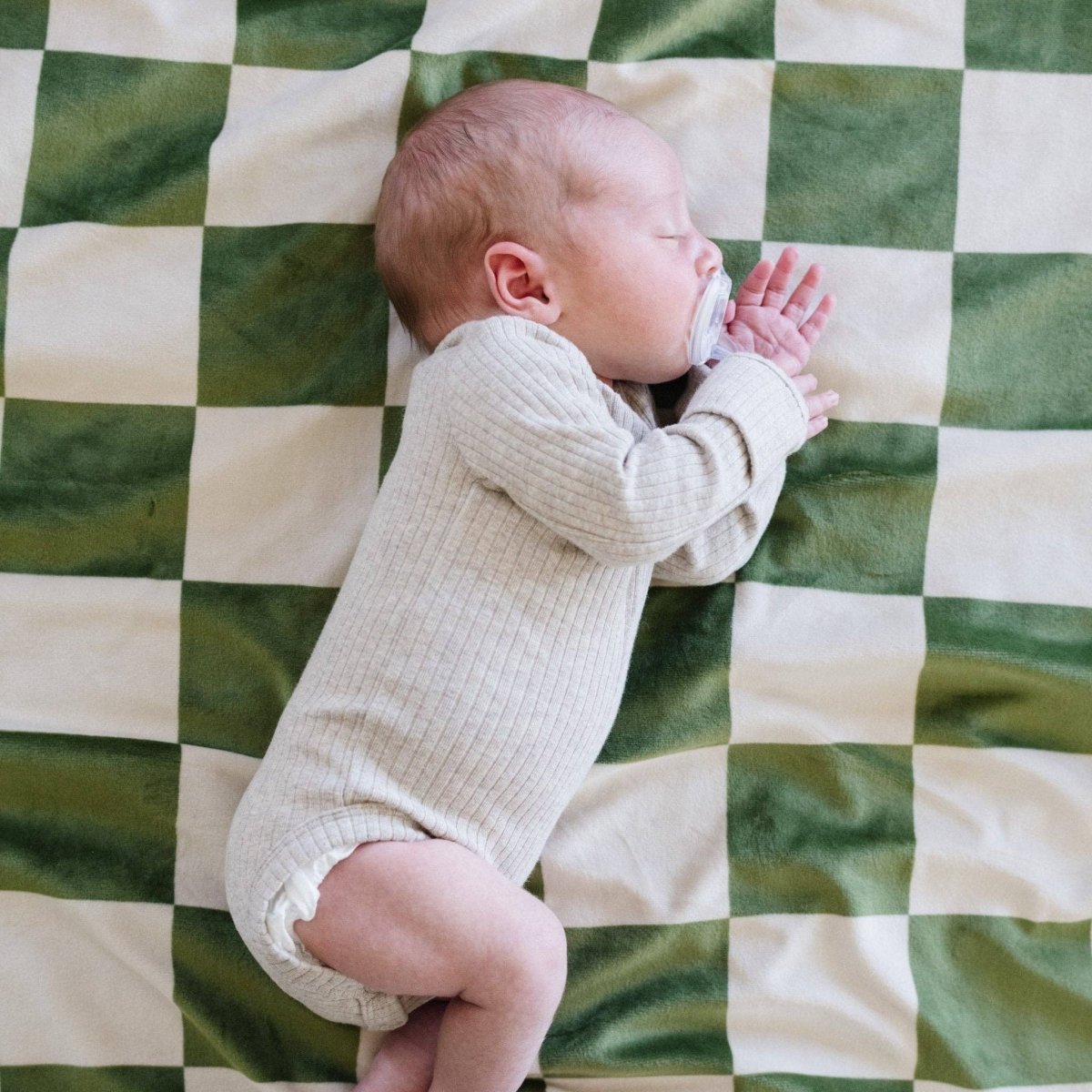 MINKY STRETCH RECEIVING BLANKETS: Farm Animals - Three:Twelve Boutique - Saranoni